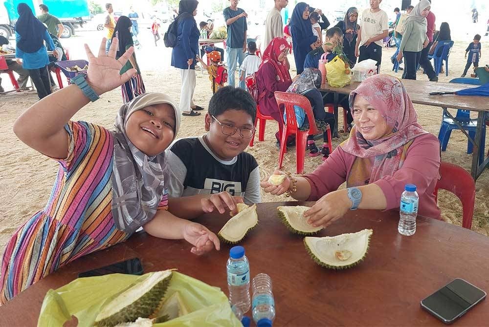 Haliza menikmati durian bersama suami dan anak-anaknya di Pesta Durian Ganu Kita, di Dataran Jambatan Angkat Kuala Terengganu, pada Jumaat.
