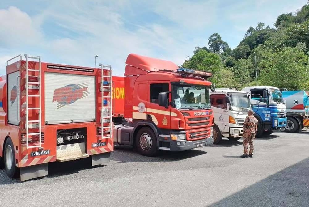 Lori tangki disediakan pelbagai pihak termasuk bomba dan operator air negeri lain untuk membekalkan bekalan air kepada penduduk terjejas sehingga bekalan pulih sepenuhnya.