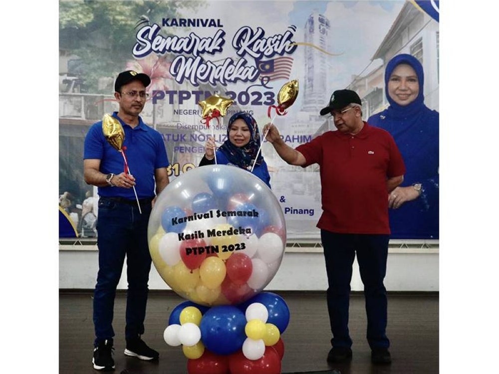 Norliza (tengah), Ahmad Dasuki (kiri) dan Omar (kanan) ketika melancarkan Karnival Semarak Kasih Merdeka PTPTN yang telah diadakan sempena Hari Kebangsaan pada Khamis lalu.