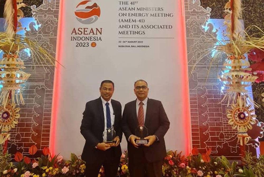 Ketua Operasi Pejabat Klang, Isman Shariff (kiri) dan Ketua Jabatan Operasi dan Penyelenggaraan IWK, Ir Hussain Omar di Anugerah AEA 2023 di Bali pada 25 Ogos lalu.