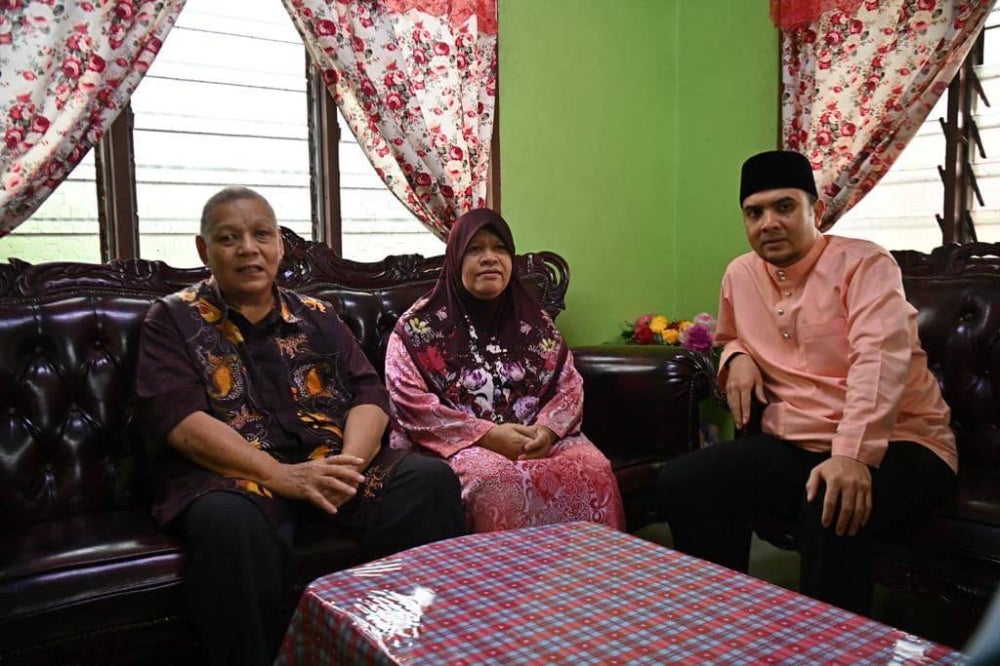 Ahmad Farhan ketika menziarahi Sazali dan isteri pada Jumaat. - Foto Facebook Anwar Ibrahim