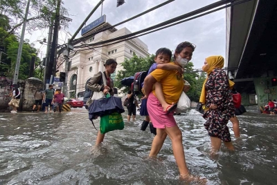 Taufan Super Saola mencetuskan banjir dan tanah runtuh di tujuh wilayah di Filipina. - Foto EPA