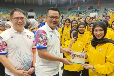 Mohd Hairi (dua dari kiri) menyerahkan plak kepada wakil kumpulan dari daerah dalam Majlis Perasmian dan Pelancaran Sukan Bangsa Johor Tahun 2023 di Stadium Arena Majlis Bandaraya Johor Bahru (MBJB), Johor Bahru, pada Jumaat.