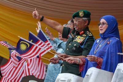 Al-Sultan Abdullah dan Raja Permaisuri Agong berkenan mencemar duli pada sambutan Hari Kebangsaan ke-66 di Dataran Putrajaya pada Khamis. - Foto Bernama