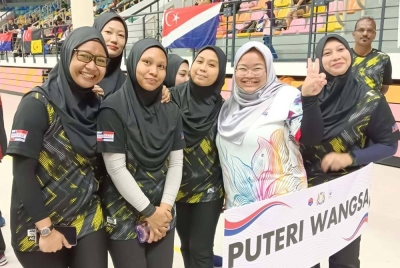 Amira (dua kanan) bersama peserta dari Puteri Wangsa dalam Majlis Perasmian dan Pelancaran Sukan Bangsa Johor Tahun 2023 di Stadium Arena MBJB, Johor Bahru, pada Jumaat.