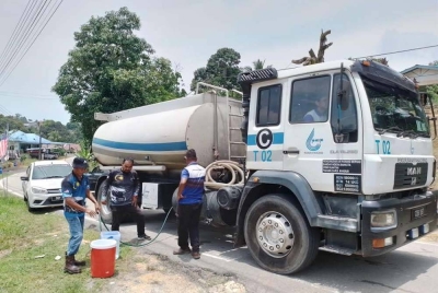 Bantuan bekalan air alternatif disalurkan menggunakan lori tangki kepada penduduk di kawasan yang terjejas sepanjang penutupan operasi LRASK ekoran pencemaran sumber air mentah Sungai Keratong, Rompin.