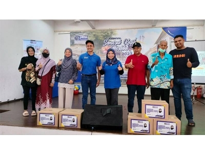 Norliza (empat dari kanan) bergambar bersama penerima penerima bakul makanan yang disediakan sempena Karnival Semarak Kasih Merdeka PTPTN.
