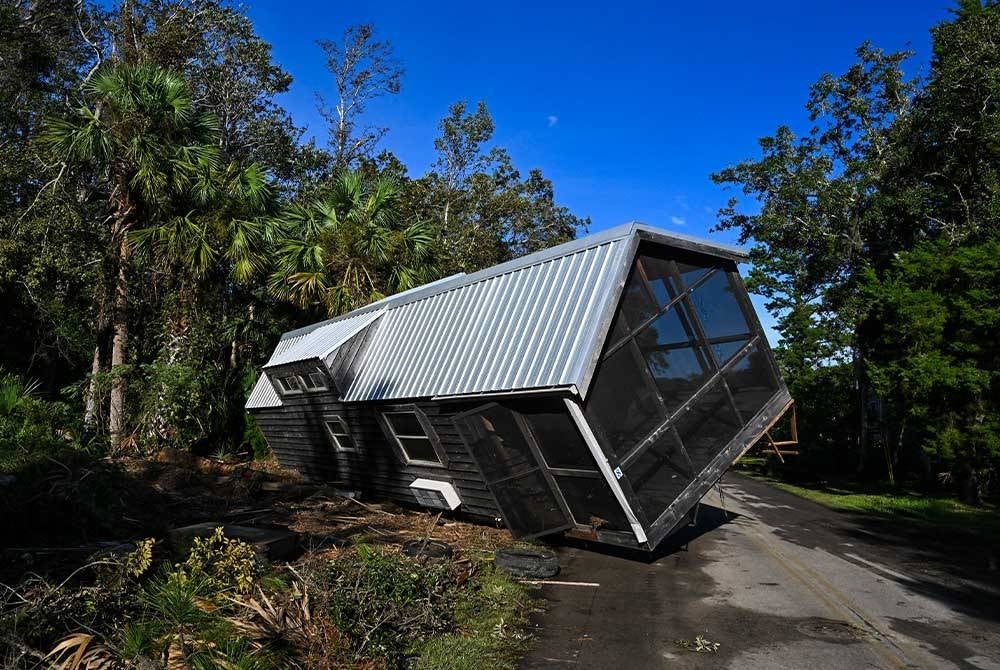 Sebuah rumah mudah alih yang tersadai di tengah jalan raya di Steinhatchee, Florida. - AFP