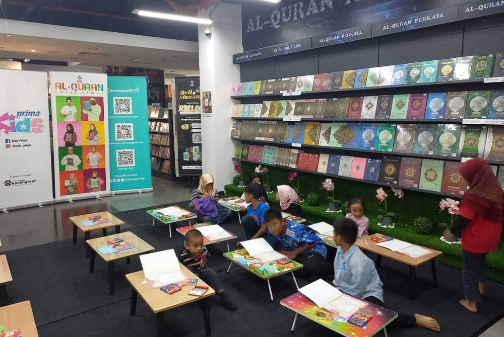 Pertandingan mewarna antara aktiviti yang dianjurkan untuk kanak-kanak sempena Jualan Gudang Karangkraf.