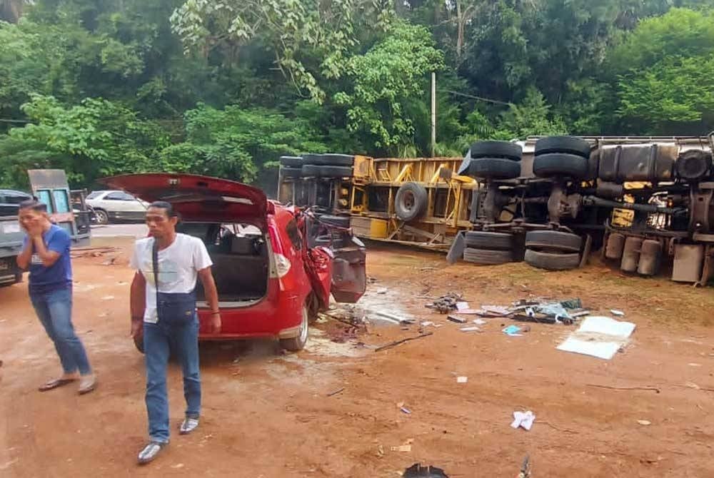 Keadaan di lokasi kemalangan melibatkan sebuah lori treler, Perodua Alza dan Bezza.