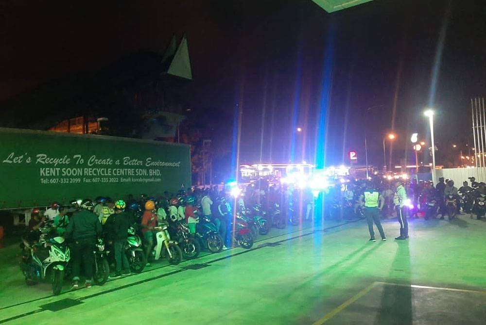 Polis mengeluarkan 145 saman terhadap sekumpulan penunggang motosikal atas pelbagai kesalahan. - Foto ihsan PDRM