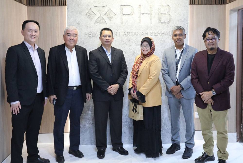 Dr Khamsiah (tiga dari kanan) bersama tetamu yang hadir.