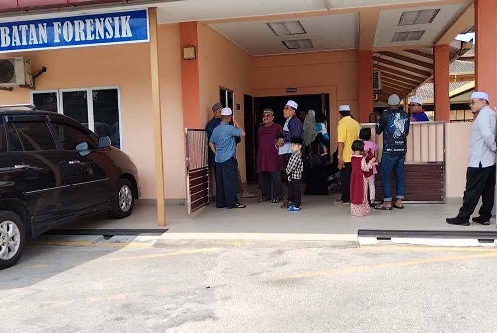 Sebahagian ahli keluarga dan kenalan mangsa di hadapan bilik mayat Hospital Segamat.