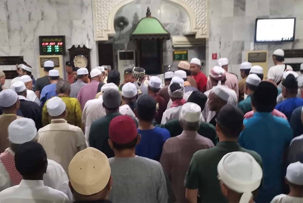 Solat jenazah yang dilakukan dipenuhi makmum di masjid tempat arwah berkhidmat semasa hayat. - Gambar pembaca