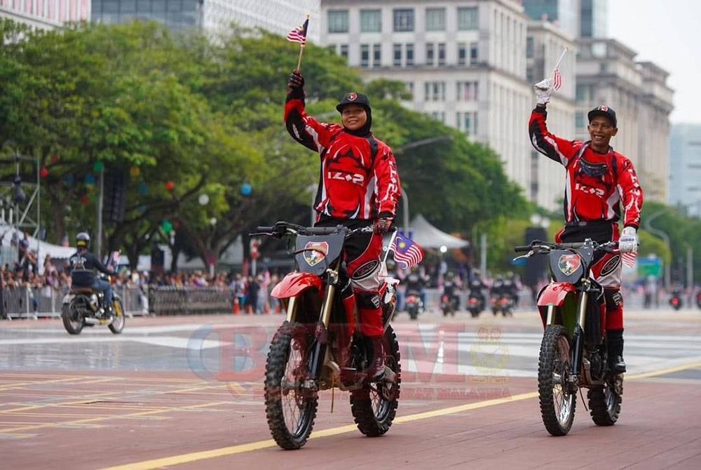 Saidatul (kiri) bersama rakan pasukan ketika sambutan Hari Kebangsaan 2023 di Dataran Putrajaya, Putrajaya, Khamis lalu.