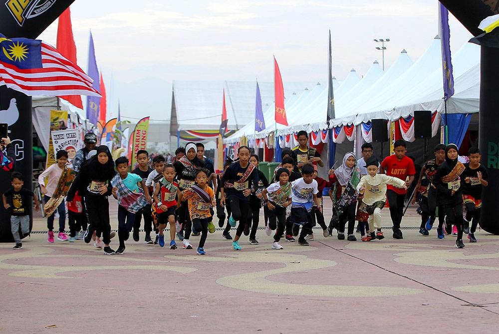 Peserta kanak-kanak turut menyertai acara Sarong Run pada program Sarong Festival di Bulatan Sultan Azlan Shah hari ini.