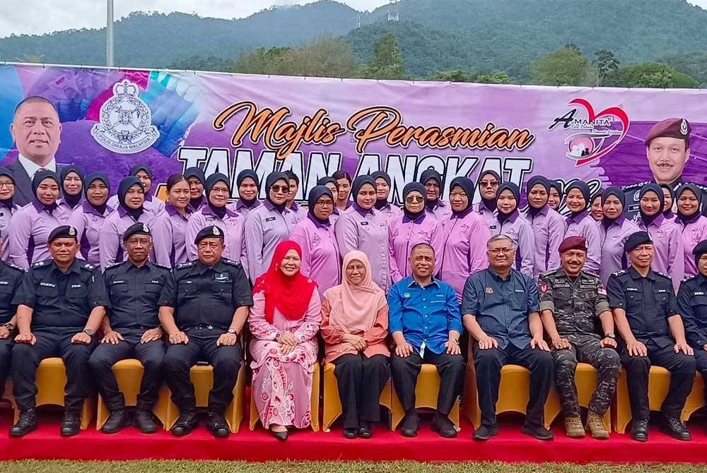 Saarani (duduk, enam dari kanan) bergambar bersama Skuad Amanita, Ibu Pejabat Polis Kontinjen (IPK) Perak di Stadium Mini Lenggong pada Sabtu.