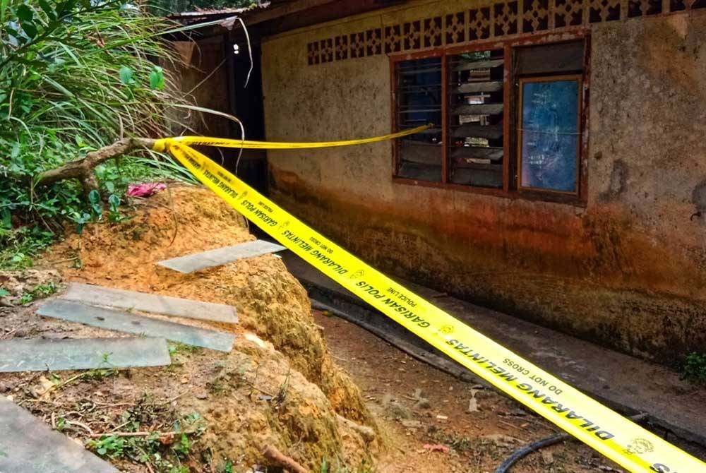 Penjenayah tersebut disyaki masuk melalui tingkap di bahagian dapur rumah.