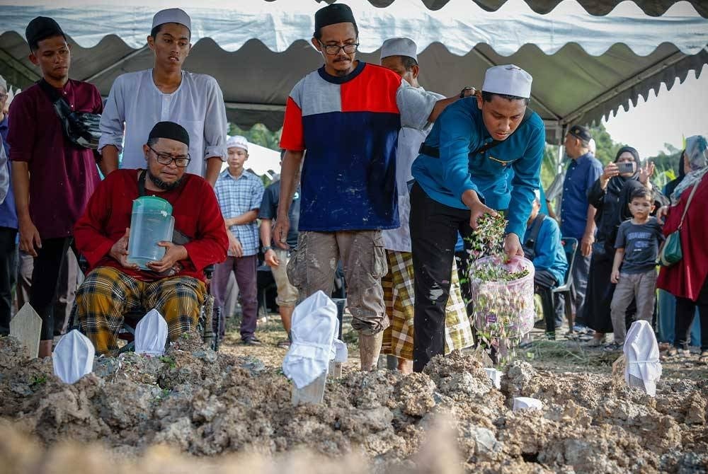 Anak sulung Abdurrahman Amir Ruddin, 19, menabur bunga mawar di pusara ibu bapa dan adik-adiknya yang telah selamat dikebumikan di Tanah Perkuburan Islam Ubudiah dekat Parit Jawa hari ini.
Jenazah enam beranak itu maut dalam kemalangan di Jalan Segamat-Kuantan dekat Taman Yayasan Segamat petang semalam.- Foto Bernama.