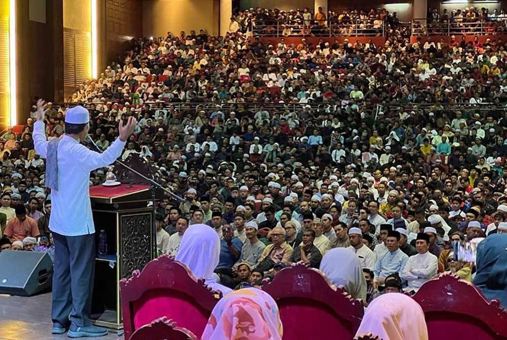 Ceramah Perdana Ustaz Abdul Somad di Dewan Canselor, UMS, Kota Kinabalu pada Sabtu dengan tajuk ‘Peringatan Akhir Zaman: Persiapkanlah Dirimu’. Foto: Instagram @ustadzabdulsomad official.