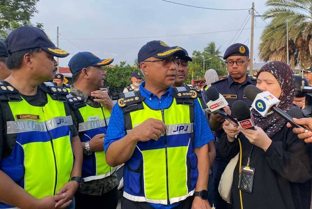 Lokman (tiga dari kiri) ketika sidang akhbar selepas operasi di Taman Puchong Perdana di sini pada Sabtu.