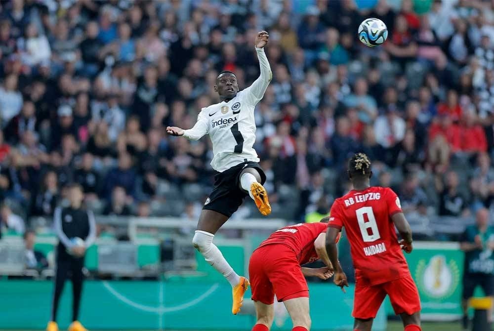 Kolo Muani (kiri) ketika beraksi bersama Eintracht Frankfurt menentang RB Leipzig di Berlin, pada 3 Jun lalu. FOTO: AFP