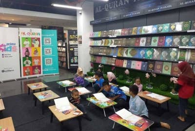 Pertandingan mewarna antara aktiviti yang dianjurkan untuk kanak-kanak sempena Jualan Gudang Karangkraf.