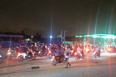 Tindakan sekumpulan penunggang motosikal membuat bising bawa padah apabila dikenakan 145 saman. - Foto ihsan PDRM