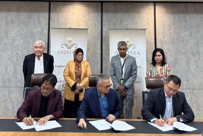 Dr Khamsiah (berdiri, dua dari kiri) menyaksikan MoU ditandatangani oleh Mohamad Damshal, Mohammed Rizlan Abdul Razak dan Ar Aminuddin.