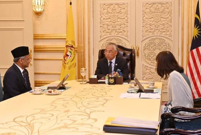 Al-Sultan Abdullah Ri'ayatuddin Al-Mustafa Billah Shah (tengah) mengadakan perbincangan dengan Abdul Rasheed dan Jessica Chew di lstana Negara pada Jumaat. - Foto Facebook Istana Negara.