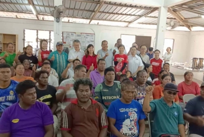 Chin Tong dan Nie Ching (belakang tengah) bersama penduduk di Dewan Kampung Orang Asli Sungai Temon, Johor Bahru pada Sabtu.