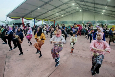 Para peserta melakukan senam seni sebelum memulakan acara Sarong Run pada program Sarong Festival di Bulatan Sultan Azlan Shah hari ini.