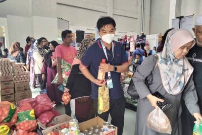 Orang ramai tidak melepaskan peluang membeli barangan keperluan harian ketika jualan Rahmah sempena Sambutan Bulan Kebangsaan di PPR Kota Bharu pada Sabtu.