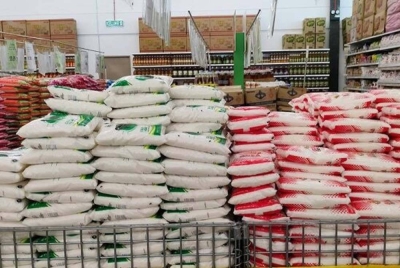 KPDN menyiasat secara terperinci berkaitan aduan pengguna bahawa terdapat premis perniagaan menjual gula pasir secara bersyarat. - Gambar hiasan