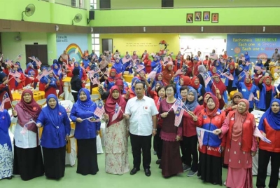 Suhaizan dan Nie Ching merakam kenangan bersama jentera parti dalam program Wanita Perpaduan Johor 2023 di Dewan Persatuan Cerebral Palsy, Johor Bahru pada Sabtu.