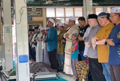 Abdul Rahman (depan) mengimamkan solat jenazah ibu bapanya serta adik-adiknya.