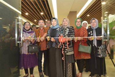 Wakil Gabenor NTB, Dr Sitti Rohmi Djalillah (tiga dari kiri) ketika majlis pelancaran pembukaan NTB Mall pada Jumaat.