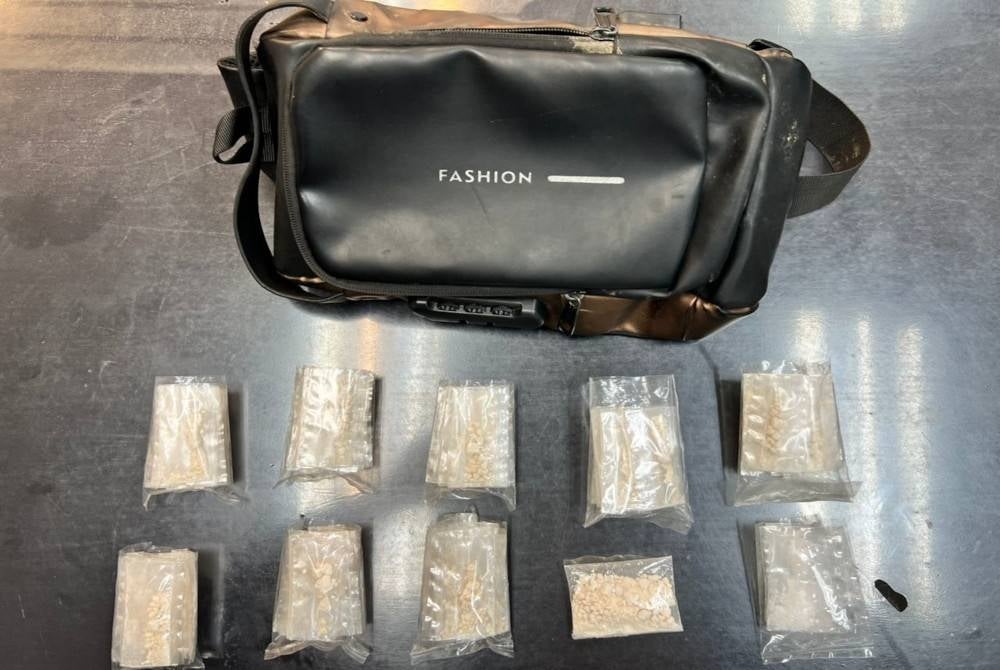 Sebahagian dadah yang dirampas susulan penahanan dua suspek dalam sebuah ladang kelapa sawit di Lanchang pada Sabtu.