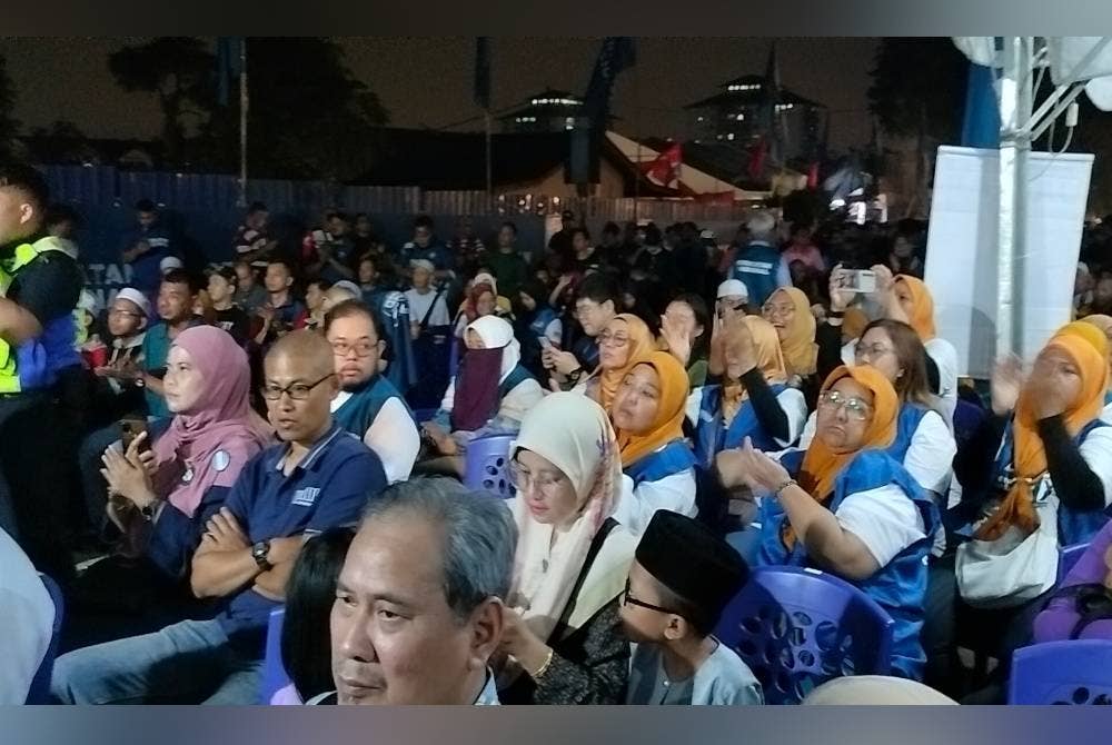 Orang ramai yang hadir Ceramah Perdana bersama Pengerusi PN, Tan Sri Muhyiddin Yassin di Kempas pada Sabtu malam.