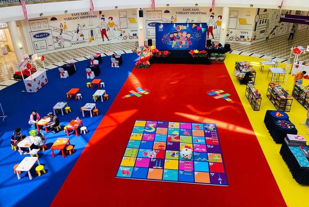 Ruang legar utama Pusat Beli-Belah Alamanda dihiasi dekorasi bertemakan permainan tradisional sehingga 16 September ini.