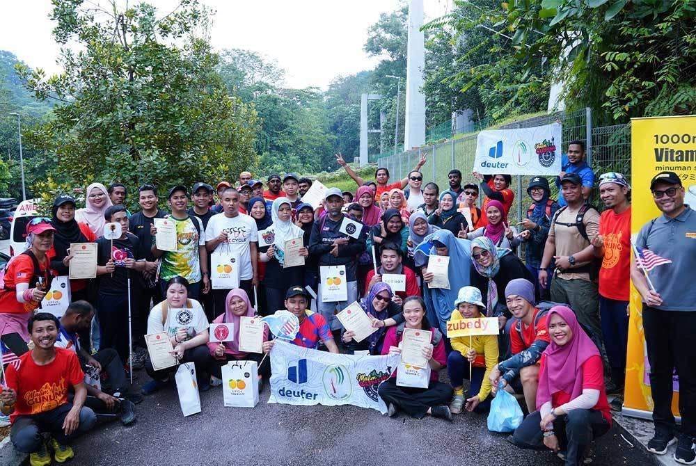 Para peserta program #HikeSomethingNice bergambar kenangan di Taman Rimba Bukit Kerinchi pada Ahad. Foto Sinar Harian / MOHD HALIM ABDUL WAHID.