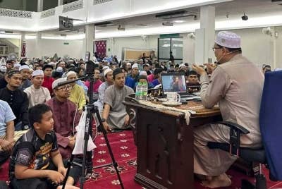 Ustaz Abdullah Khairi menyampaikan kuliah bertajuk Kematian Yang Dicemburui di Masjid Al-Syakirin Gombak pada Sabtu.