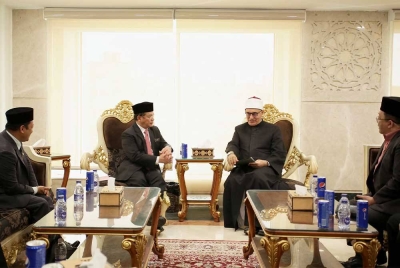 Mohd Na'im ketika mengadakan pertemuan rasmi bersama Dr Muhammad Nazir Iyyad. - Foto Twitter @DSDrNaim