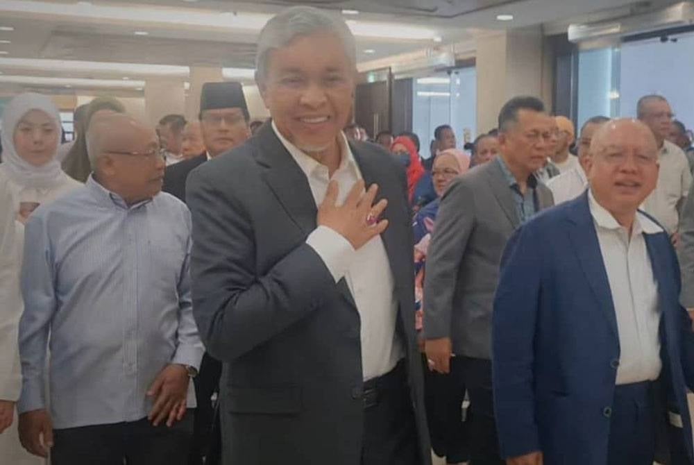 Dr Ahmad Zahid Hamidi (depan) tiba di Mahkamah Tinggi Kuala Lumpur pada jam 8.58 pagi Isnin.
