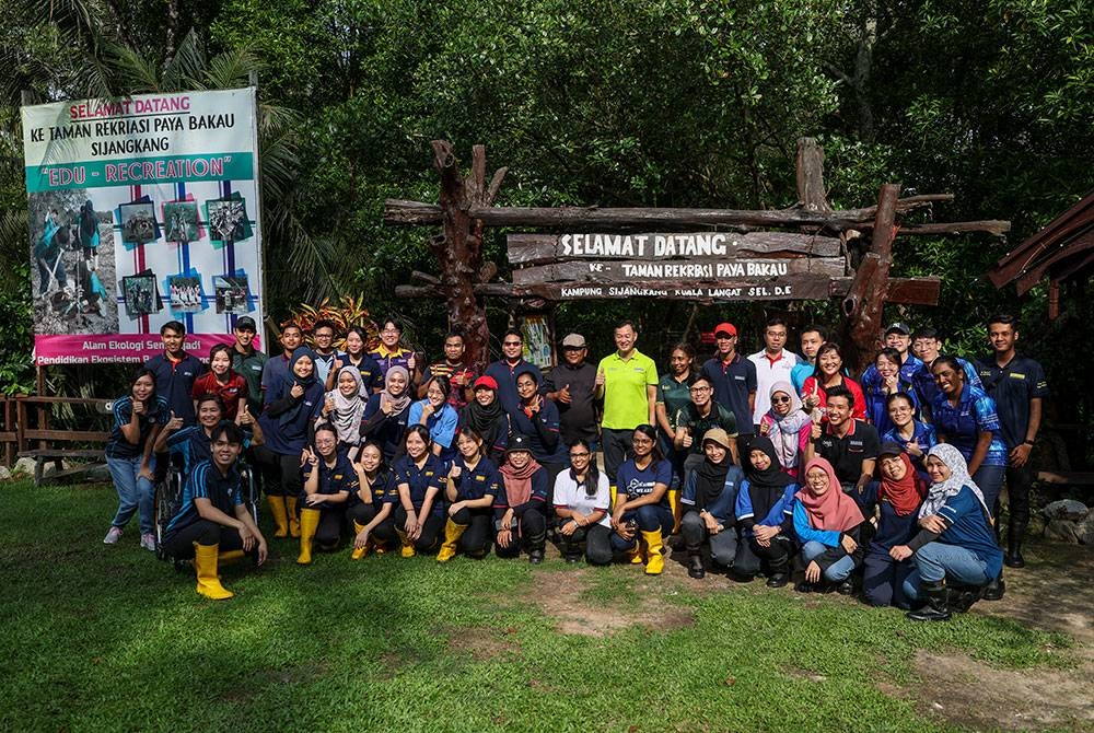 Pengarah Urusan Top Glove Corporation Bhd Lim Cheong Guan (tengah) bersama kakitangan Top Glove pada Program Penanaman Pokok Bakau Yayasan Top Glove di Taman Rekreasi Paya Bakau Kampung Sijangkang, Telok Panglima Garang, pada Sabtu lepas.