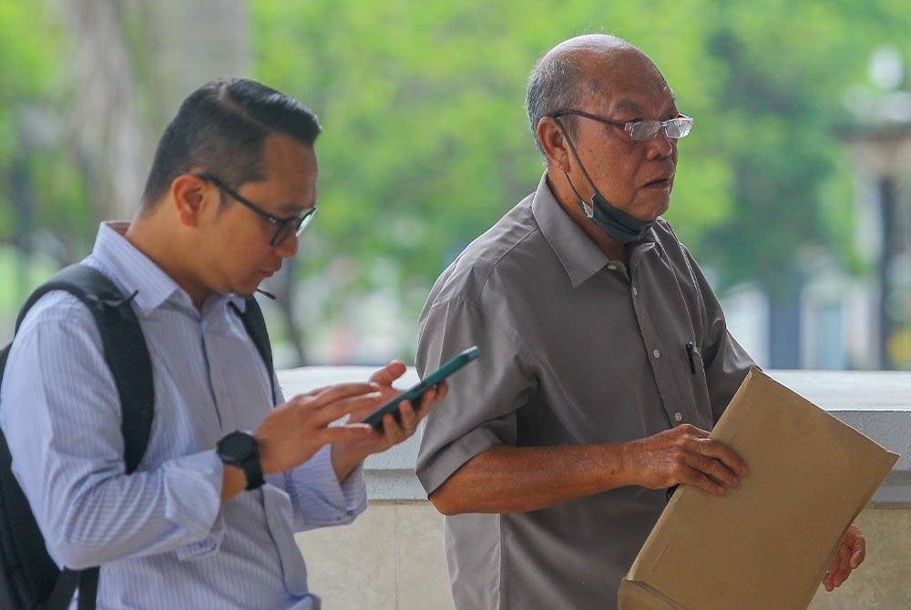 Chong Sing Chai (kanan) ditemani pegawai LHDN ketika hadir ke Mahkamah Majistret Seremban pada Isnin atas pertuduhan gagal mengemukakan borang penyata pendapatan dalam borang B bagi taksiran 2017 hingga 2021 membabitkan nilai cukai pendapatan sebanyak RM124,702.64.