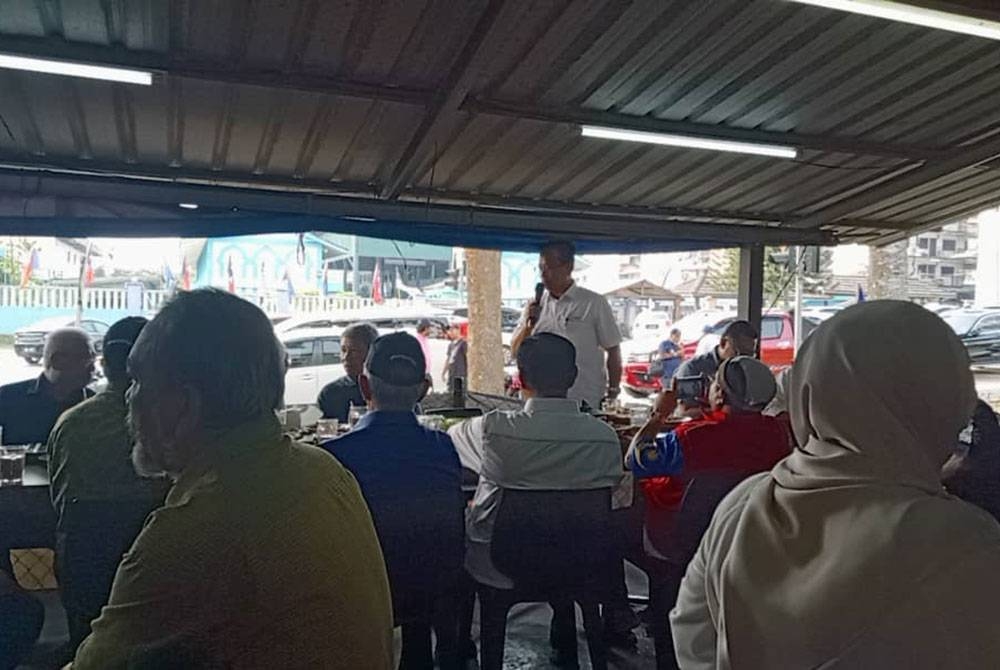 Suhaizan ketika berkempen di Taman Cempaka pada Isnin.