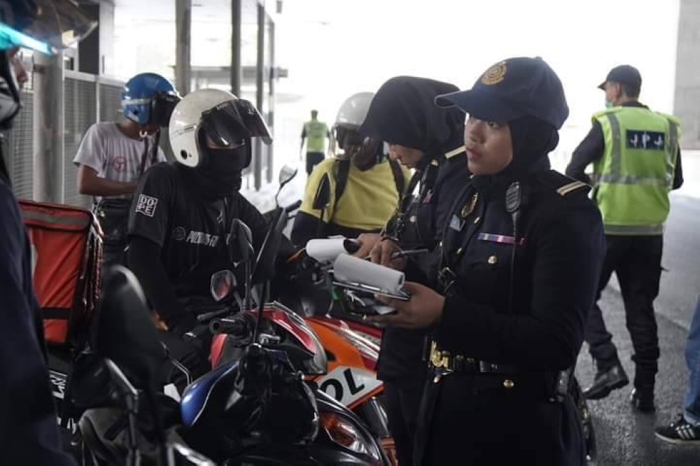 Pegawai JPJ menjalankan pemeriksaan terhadap penunggang motosikal dalam Operasi Khas Motosikal yang dijalankan sejak Jumaat lalu.