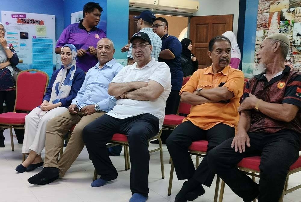 Jamil Khir (dua dari kanan) ketika mengiringi delegasi Mesir yang melakukan kunjungan ke kawasan Keda di Kuala Muda, Kedah pada Isnin.