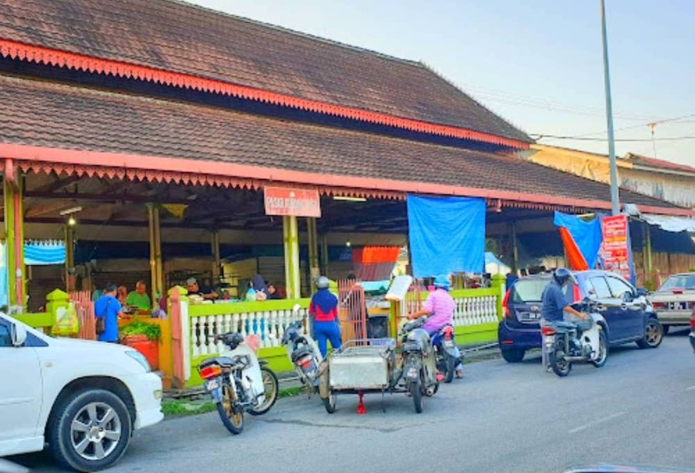 Persekitaran yang kurang ceria termasuk longkang tersumbat menyebabkan Pasar Kubang Pasu yang berusia 91 tahun 'tenggelam' walaupun menjadi tumpuan sesetengah pelancong. - Foto media sosial